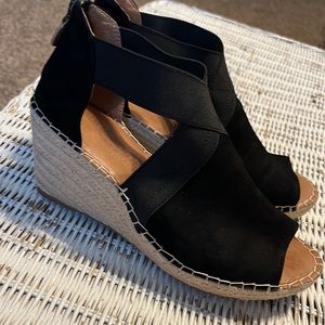 Mint Condition Gentle Soles wedge sandals!!!